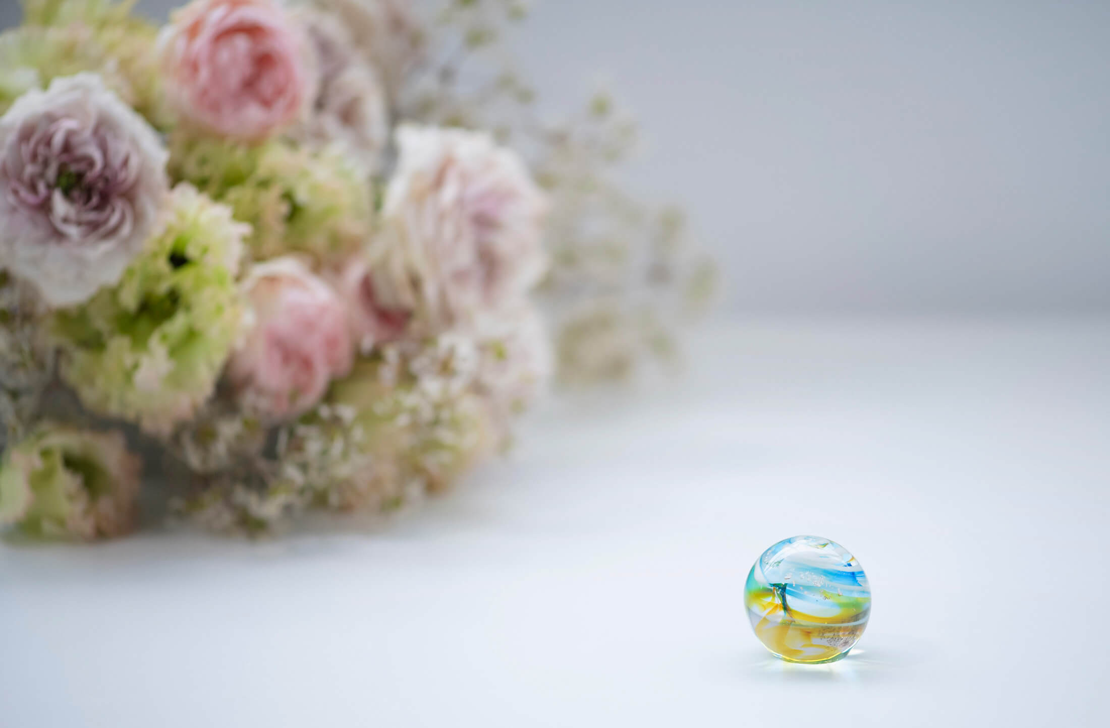 花束と二色の遺骨ガラスのある風景