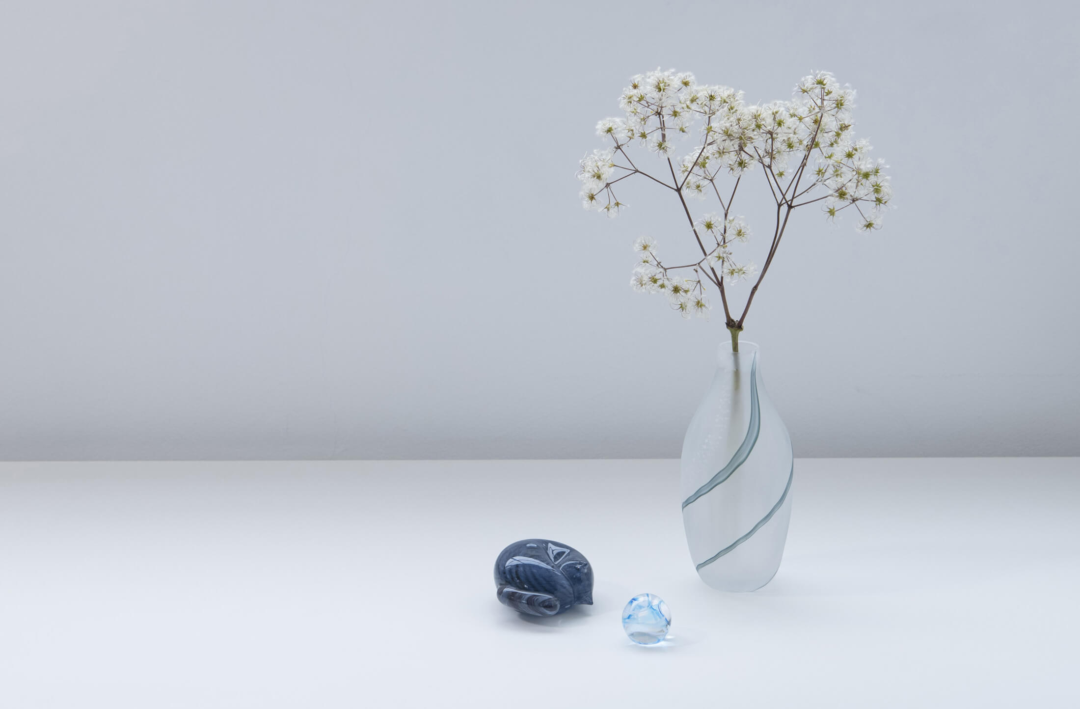 花瓶と「にゃんもないと」と遺骨ガラスのある風景