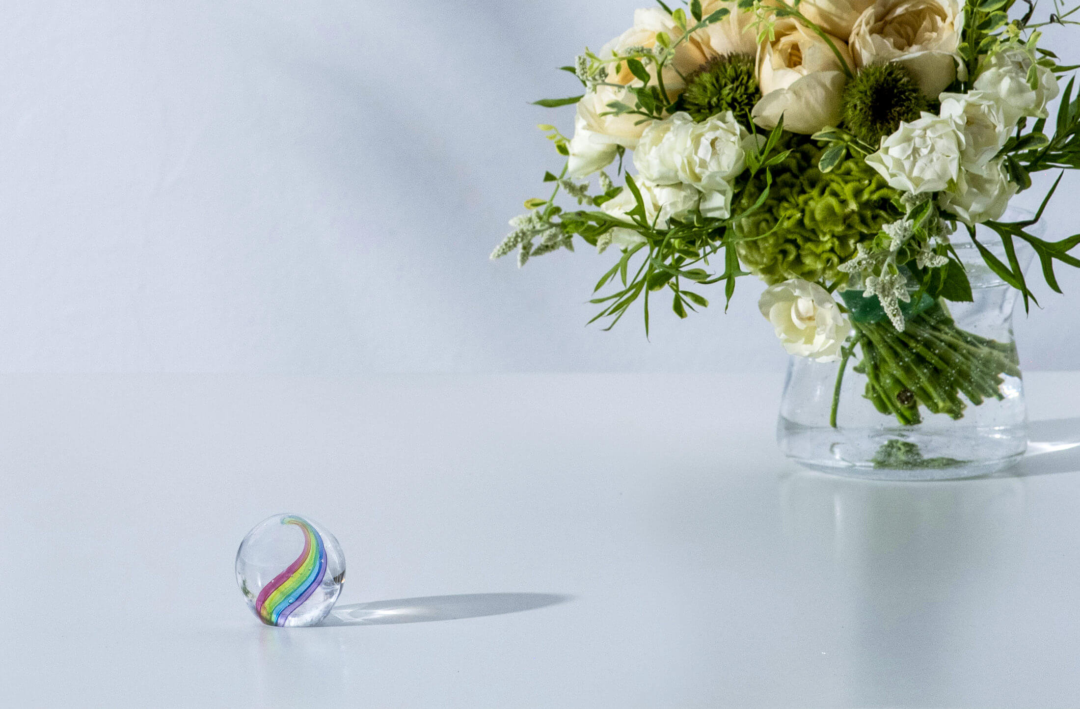 花瓶と虹色の遺骨ガラスのある風景